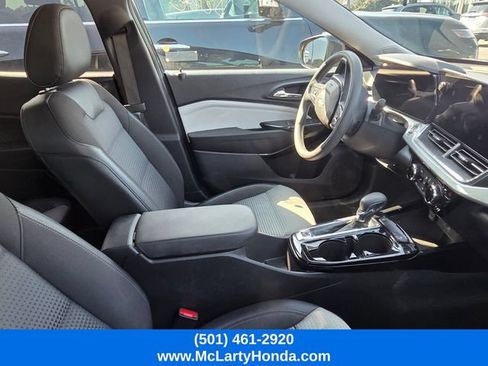 Used 2025 Chevrolet Trax LT FWD image 9