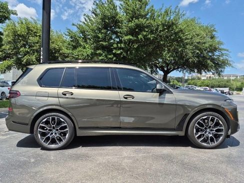 Used 2025 BMW X7 xDrive40i w/ M Sport Package AWD/4WD image 4