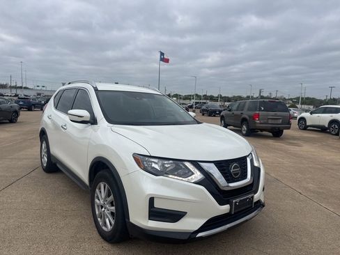 Used 2020 Nissan Rogue SV image 1