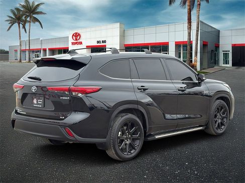 Used 2023 Toyota Highlander Bronze Edition image 3