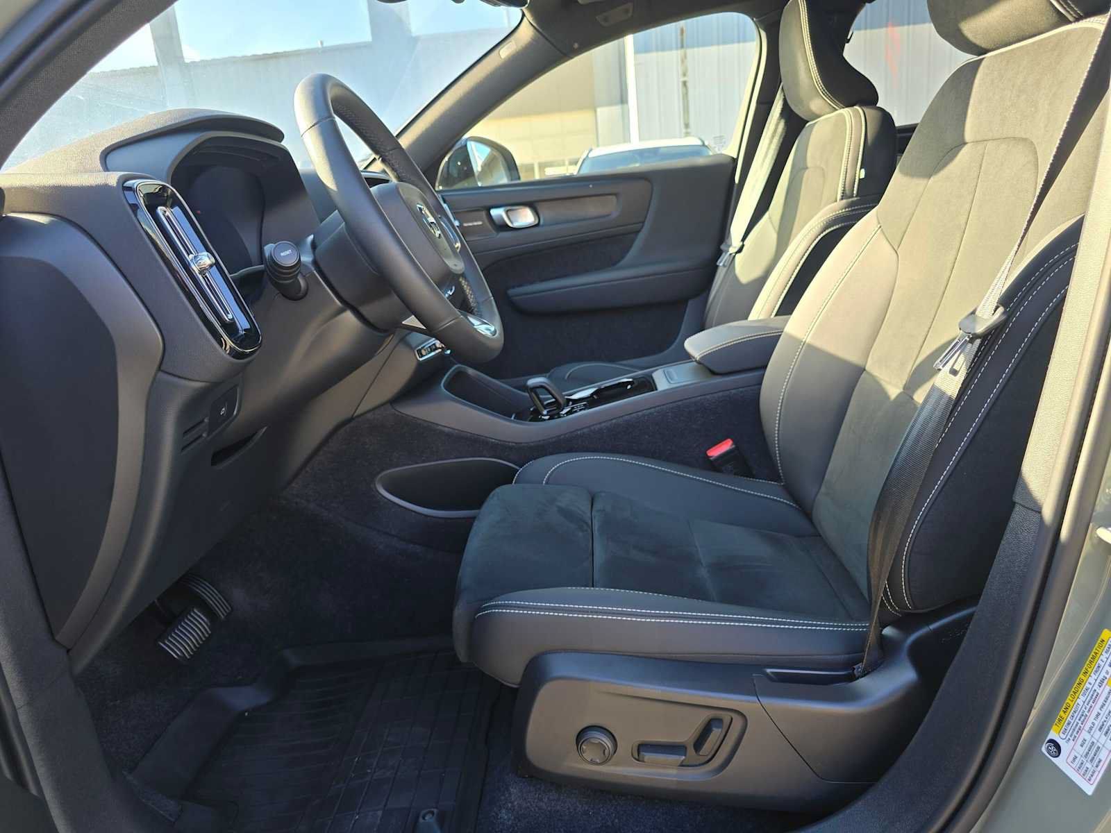 Certified 2023 Volvo C40 P8 Recharge Ultimate w/ Protection Package Premier AWD/4WD image 19
