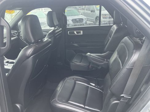 Used 2020 Ford Explorer XLT w/ Equipment Group 202A AWD/4WD image 15