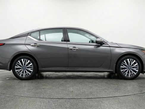 Used 2025 Nissan Altima 2.5 SV image 11