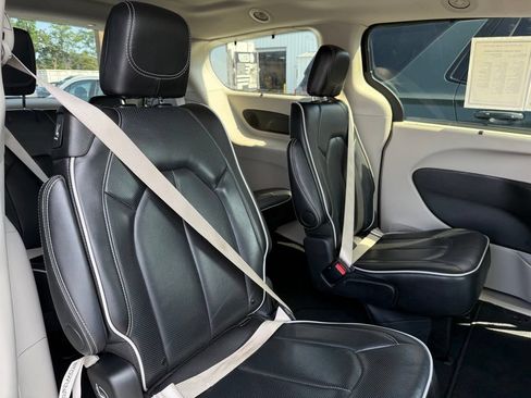 Used 2024 Chrysler Pacifica Limited FWD image 12