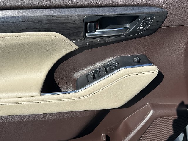 Used 2021 Toyota Highlander Platinum FWD image 23
