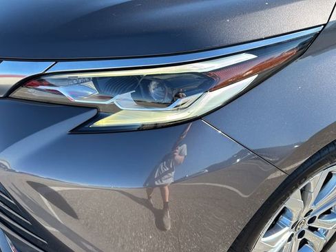 Used 2021 Toyota Sienna Platinum FWD image 9