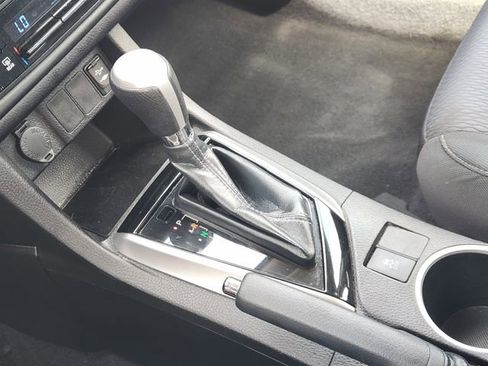 Used 2018 Toyota Corolla LE image 16