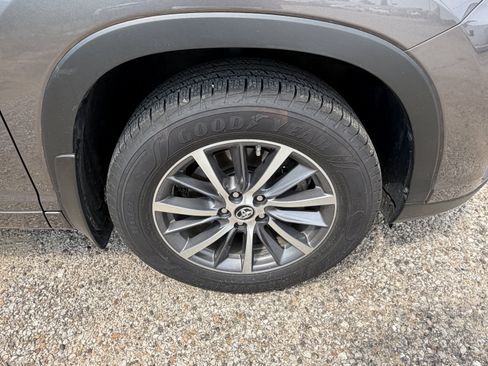 Used 2018 Toyota Highlander XLE AWD/4WD image 12