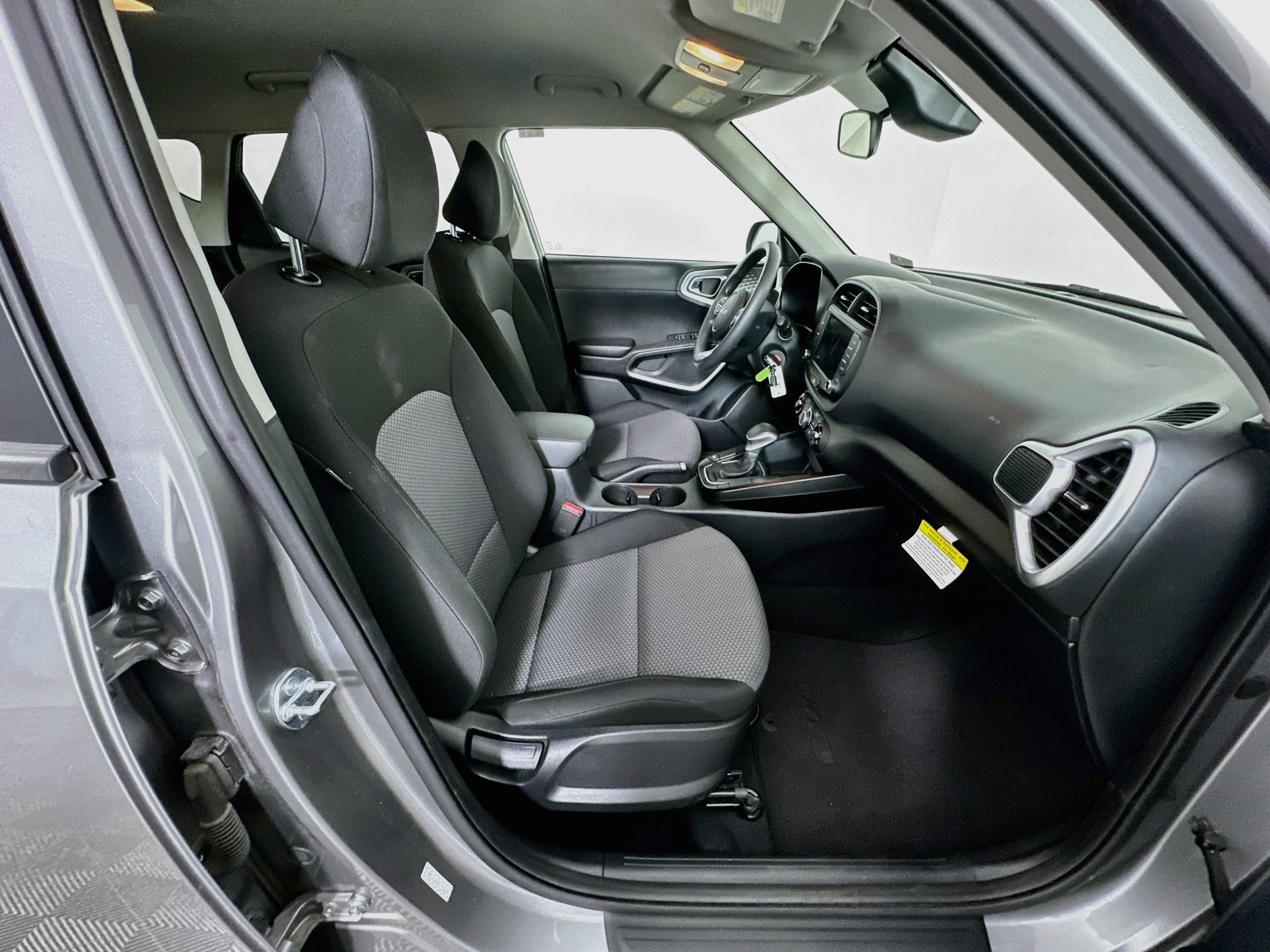 Used 2025 Kia Soul LX w/ LX Technology Package FWD image 31