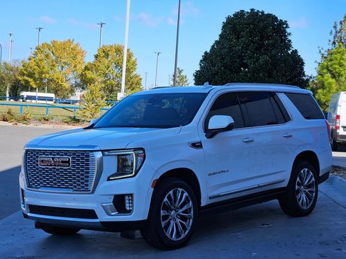 Used 2021 GMC Yukon Denali w/ Denali Premium Package image 3
