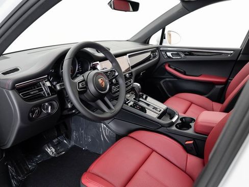 New 2025 Porsche Macan image 4