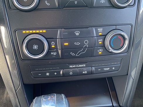 Used 2018 Ford Explorer XLT image 25