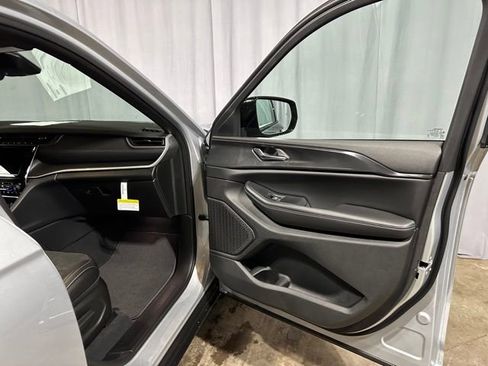 New 2024 Jeep Grand Cherokee L Laredo image 35