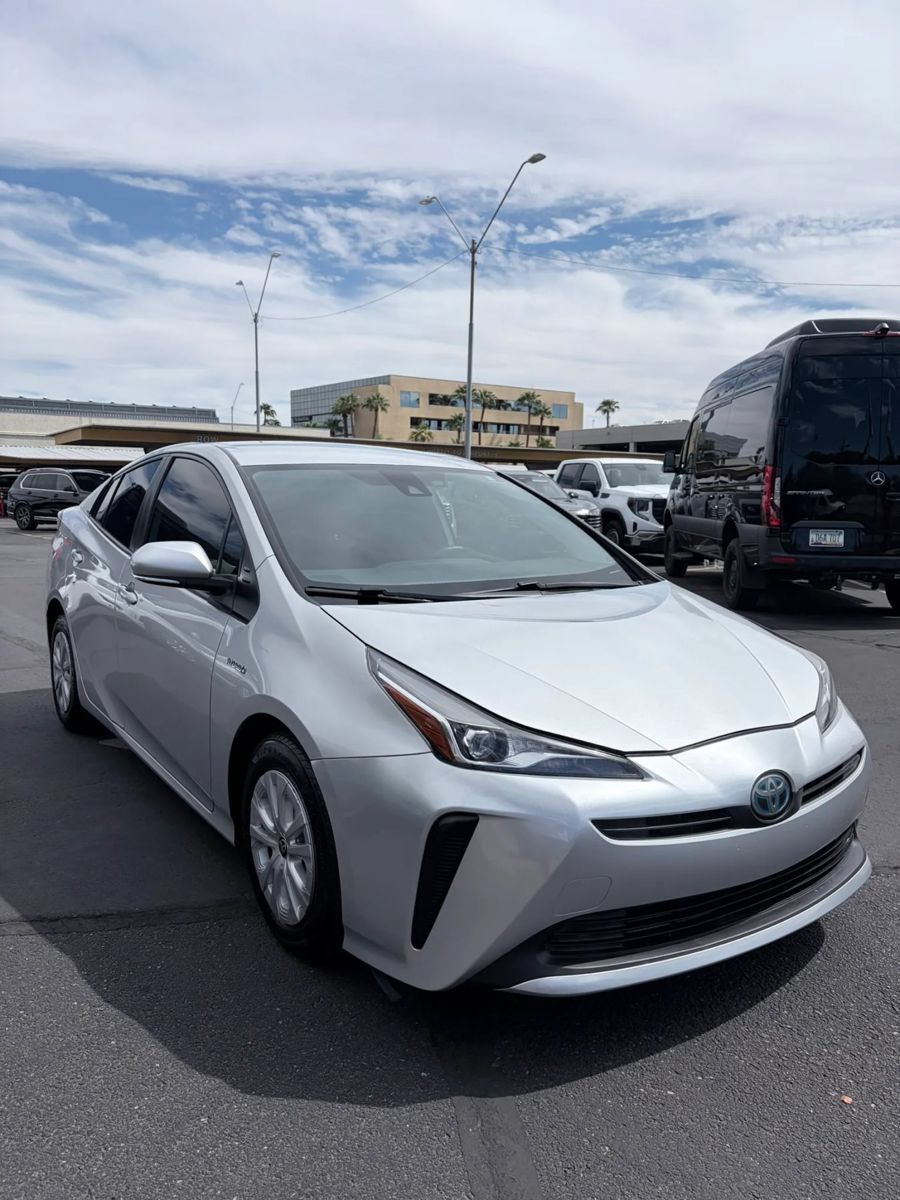 Used 2021 Toyota Prius L Eco FWD image 3