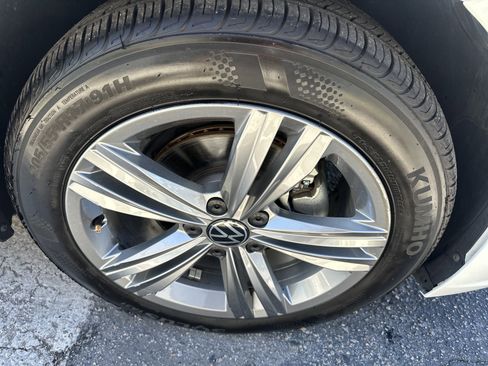 Used 2024 Volkswagen Jetta SE w/ Panoramic Sunroof Package FWD image 3