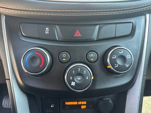 Used 2021 Chevrolet Trax LT w/ LT Convenience Package AWD/4WD image 22