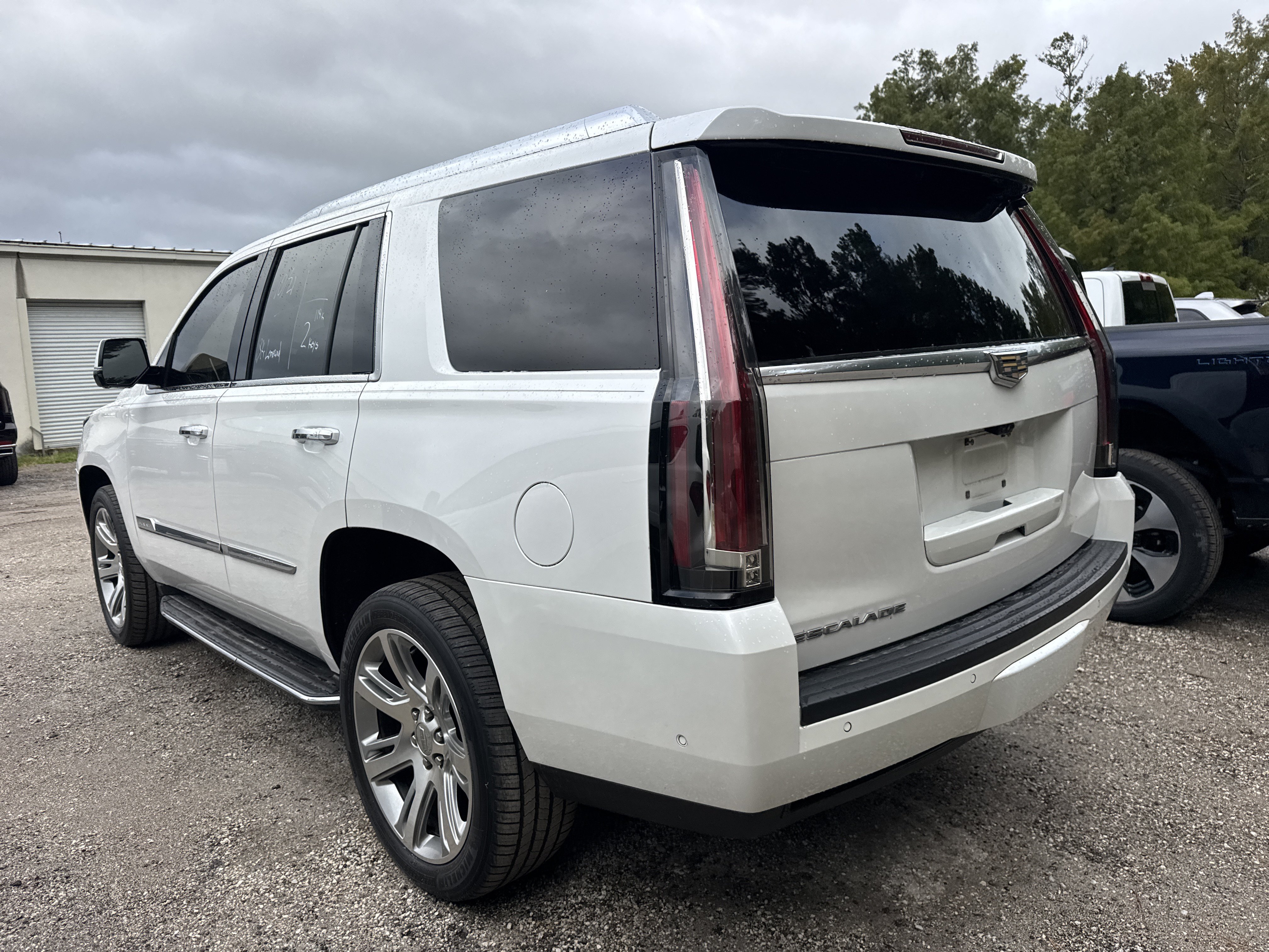 Used 2017 Cadillac Escalade Luxury RWD image 2