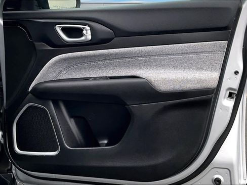 Used 2024 Jeep Compass Latitude image 29