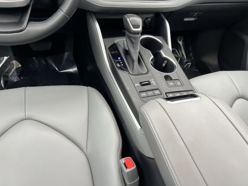 Used 2022 Toyota Highlander XLE image 22