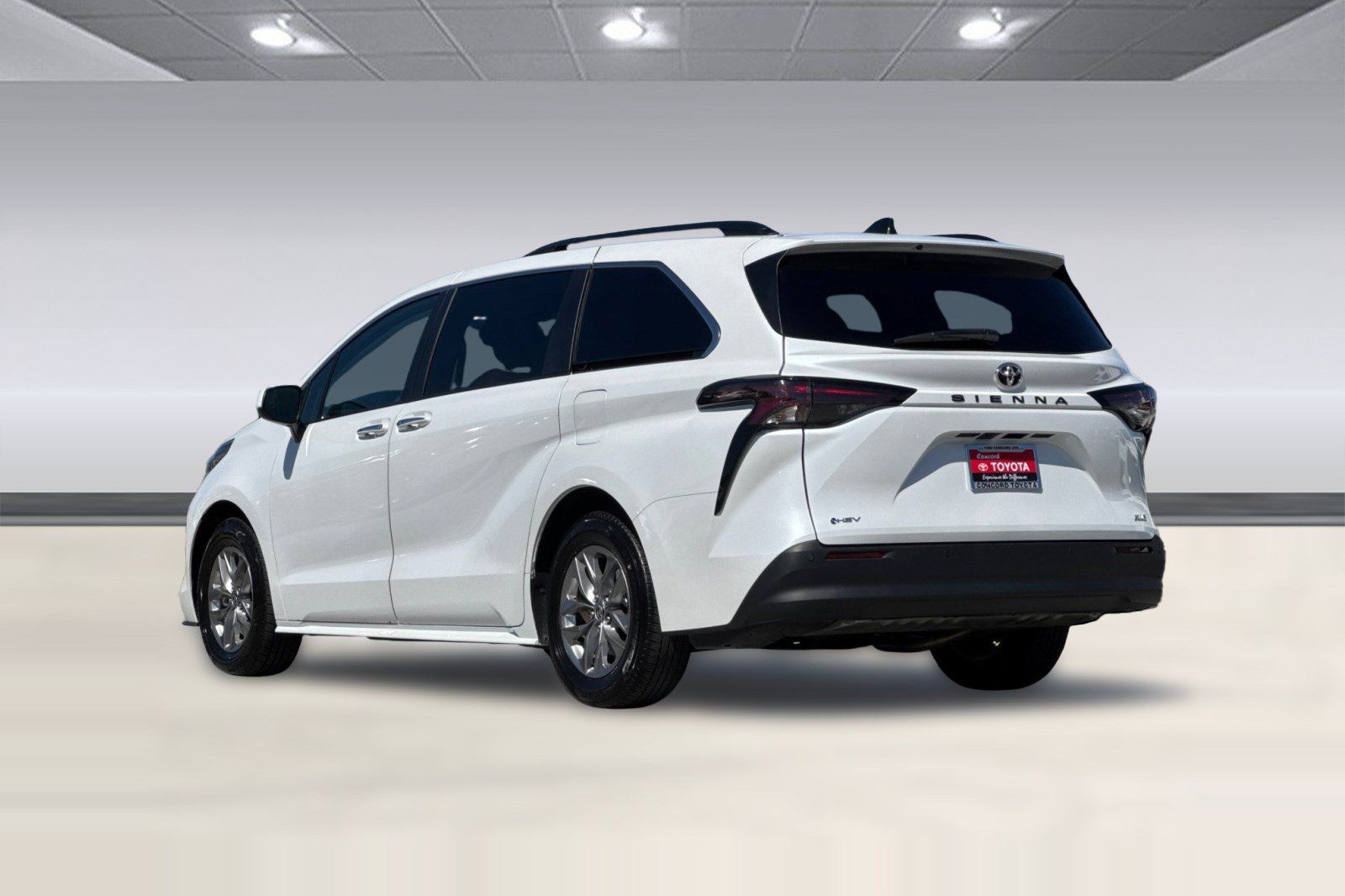 Used 2026 Toyota Sienna XLE FWD image 3
