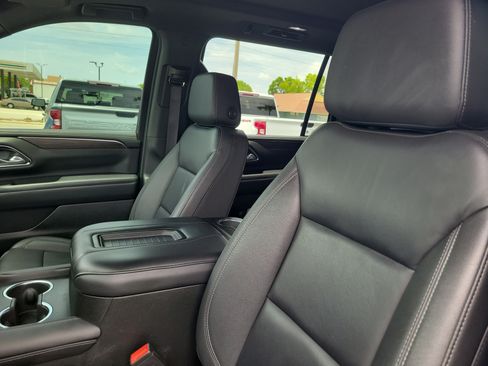 Used 2024 Chevrolet Suburban LT w/ Luxury Package RWD image 16
