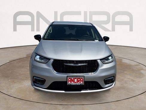 Used 2024 Chrysler Pacifica Touring-L FWD image 5