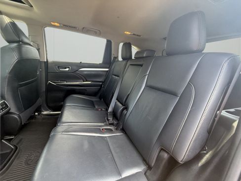 Used 2019 Toyota Highlander XLE AWD/4WD image 23