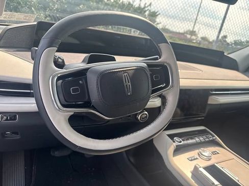 Used 2025 Lincoln Navigator Reserve AWD/4WD image 15