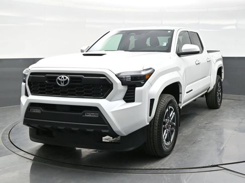 Used 2024 Toyota Tacoma TRD Sport AWD/4WD image 2