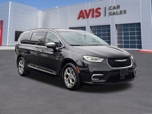 Used 2023 Chrysler Pacifica Limited image 9