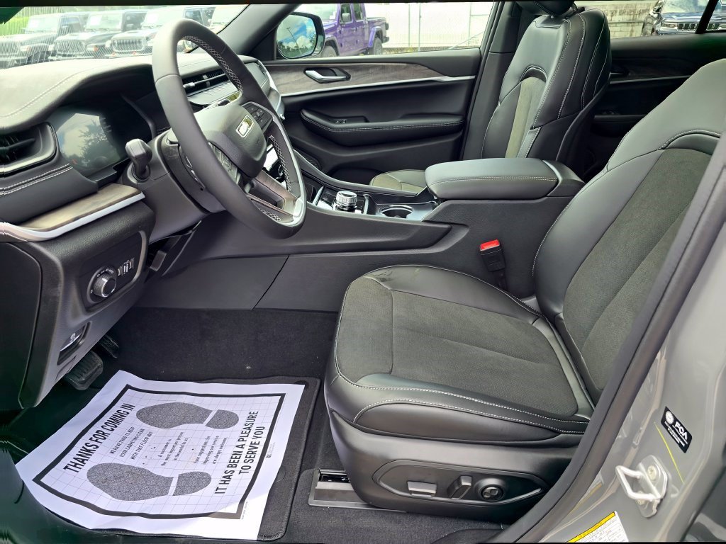 New 2027 Jeep Grand Cherokee Altitude RWD image 16