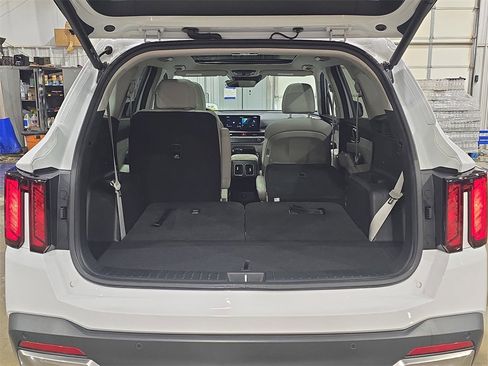 Used 2024 Kia Sorento EX w/ Panoramic Sunroof Package image 13