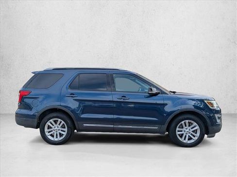 Used 2017 Ford Explorer XLT w/ Equipment Group 202A FWD image 4