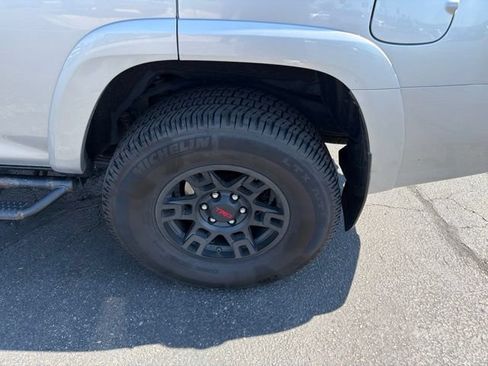 Used 2017 Toyota 4Runner SR5 AWD/4WD image 25