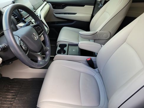 Used 2025 Honda Odyssey Touring image 3