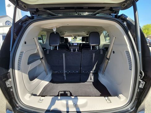 Certified 2023 Chrysler Pacifica Touring-L image 19