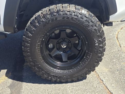 Used 2019 Toyota Tacoma TRD Off-Road w/ Technology Package AWD/4WD image 9