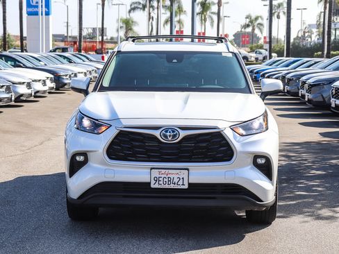 Used 2023 Toyota Highlander XLE AWD/4WD image 2