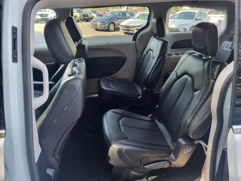 Used 2023 Chrysler Pacifica Touring-L FWD image 14