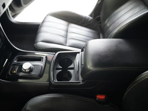 Used 2019 Chrysler 300 S AWD/4WD image 21