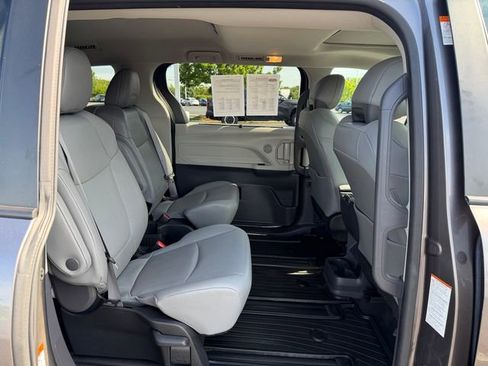 Used 2023 Toyota Sienna XLE FWD image 18