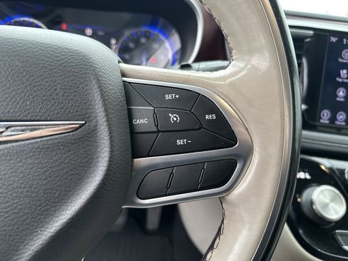 Used 2019 Chrysler Pacifica Limited image 19