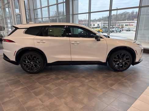 New 2025 Toyota Crown Signia Limited w/ Advanced Technology Package image 2