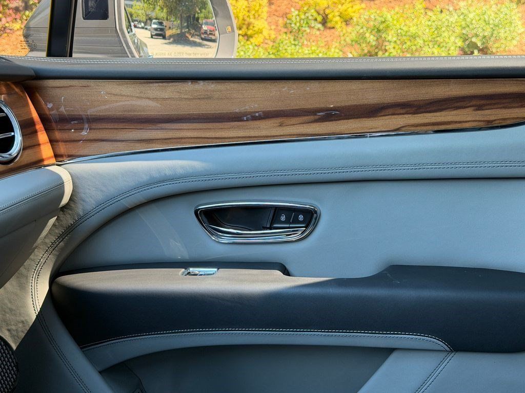 Certified 2025 Bentley Bentayga AWD/4WD image 30