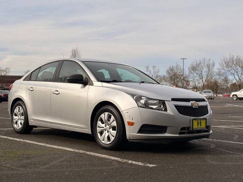 Used 2014 Chevrolet Cruze LS image 7