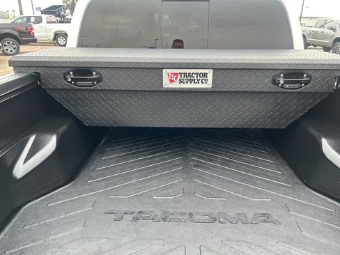 Used 2022 Toyota Tacoma TRD Sport w/ Technology Package image 5