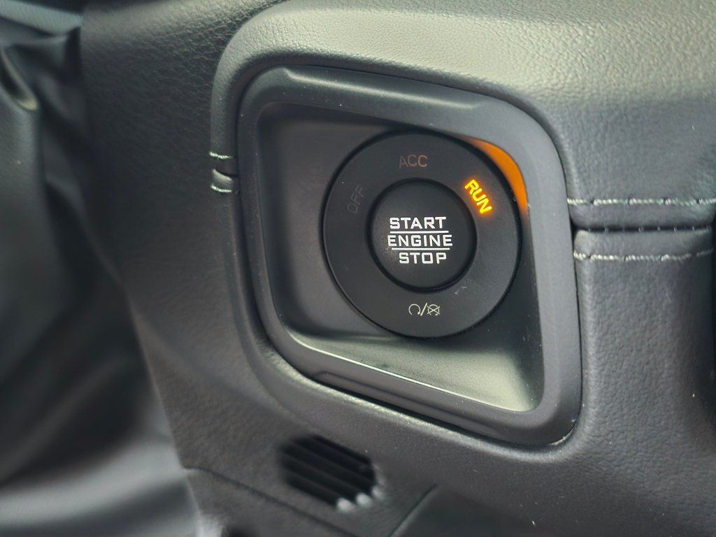 Used 2025 Jeep Wrangler Unlimited Sahara AWD/4WD image 28