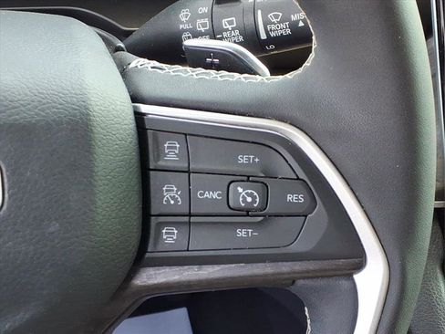 Used 2023 Jeep Grand Cherokee Limited w/ Luxury Tech Group II image 30