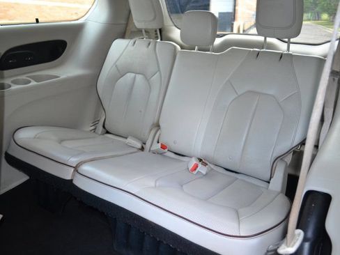 Used 2017 Chrysler Pacifica Limited FWD image 34