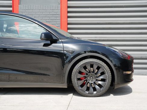 Used 2023 Tesla Model Y Performance AWD/4WD image 4